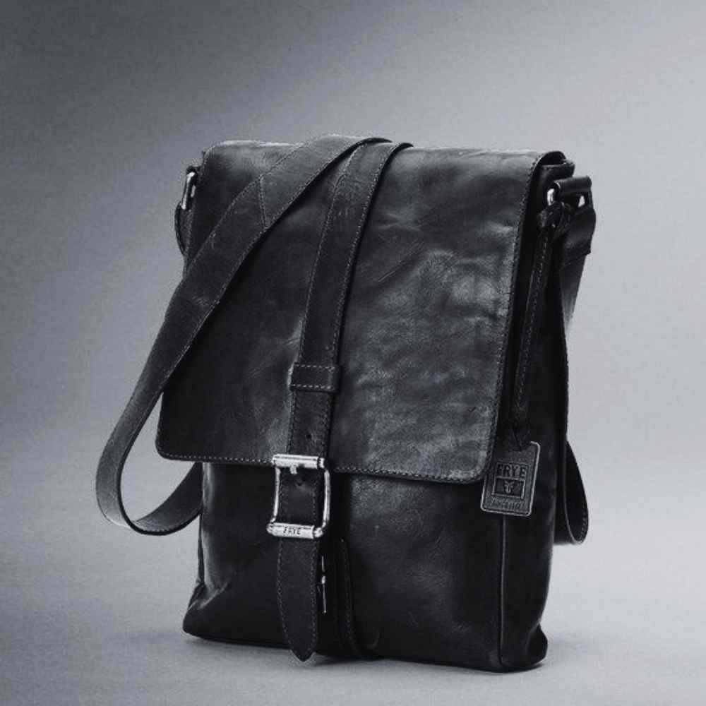 en’s suitcase – durable construction for considered travel